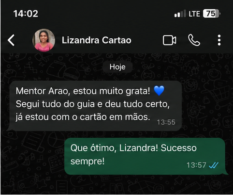 Cliente com o cartão em mãos após seguir o guia